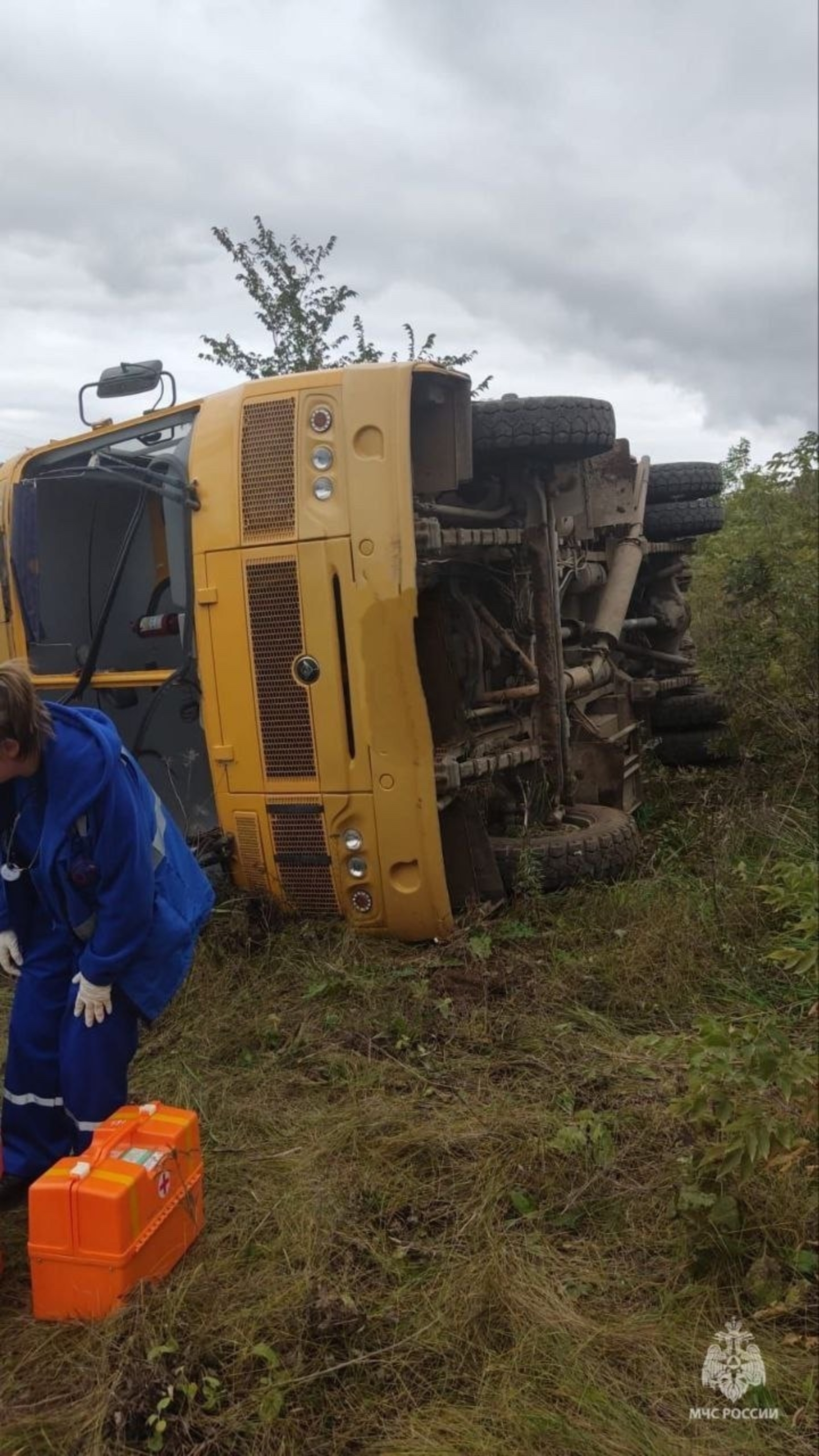 Башҡортостанда балалар менән мәктәп автобусы түңкәрелгән