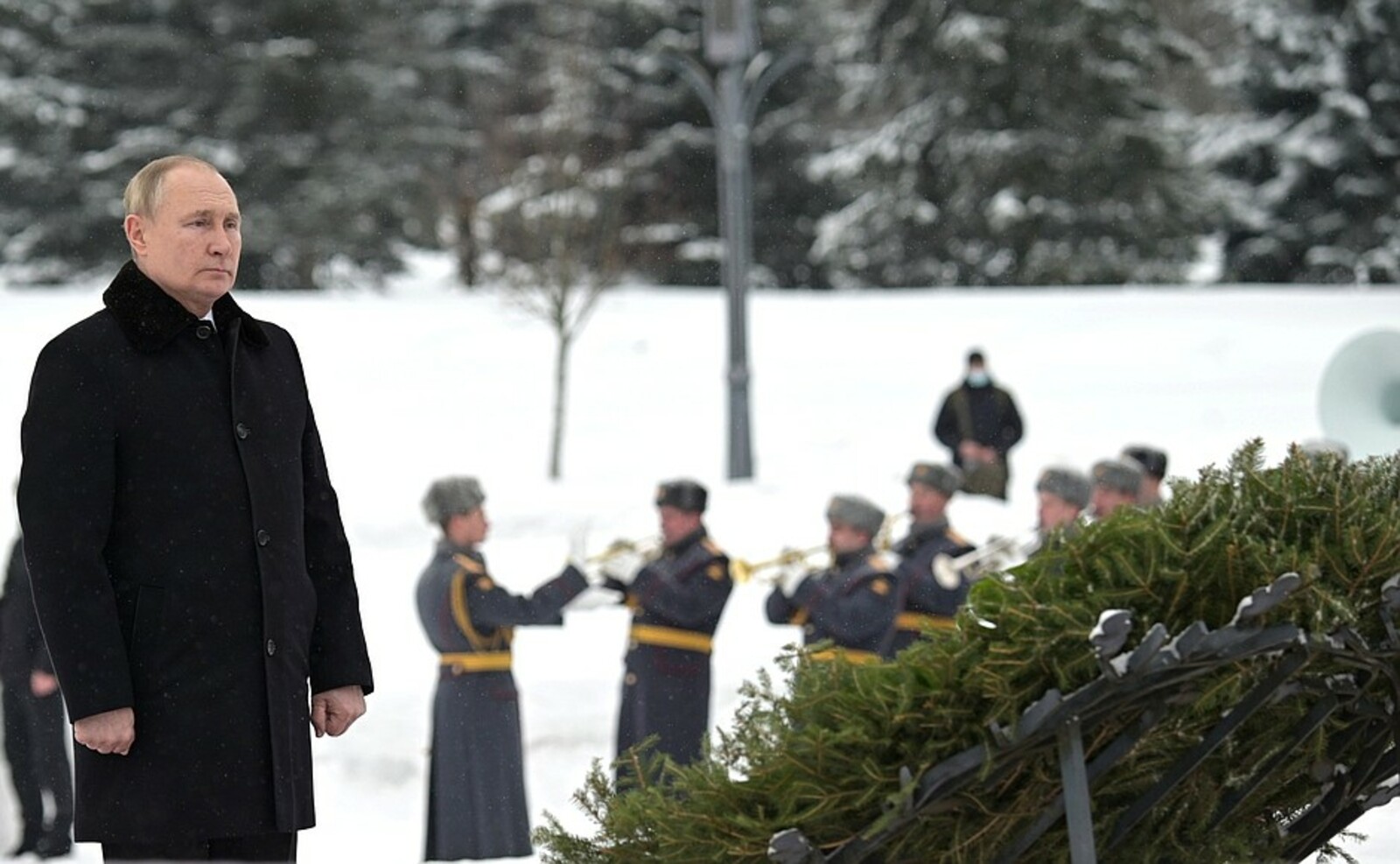 Путин на Пискарёвском мемориальном кладбище почтил память жертв блокады Ленинграда