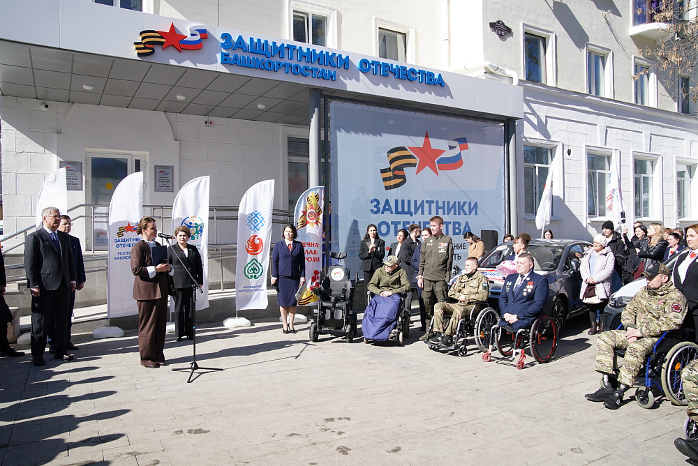 Радий Хабиров и Анна Цивилева вручили ветеранам СВО ключи от автомобилей