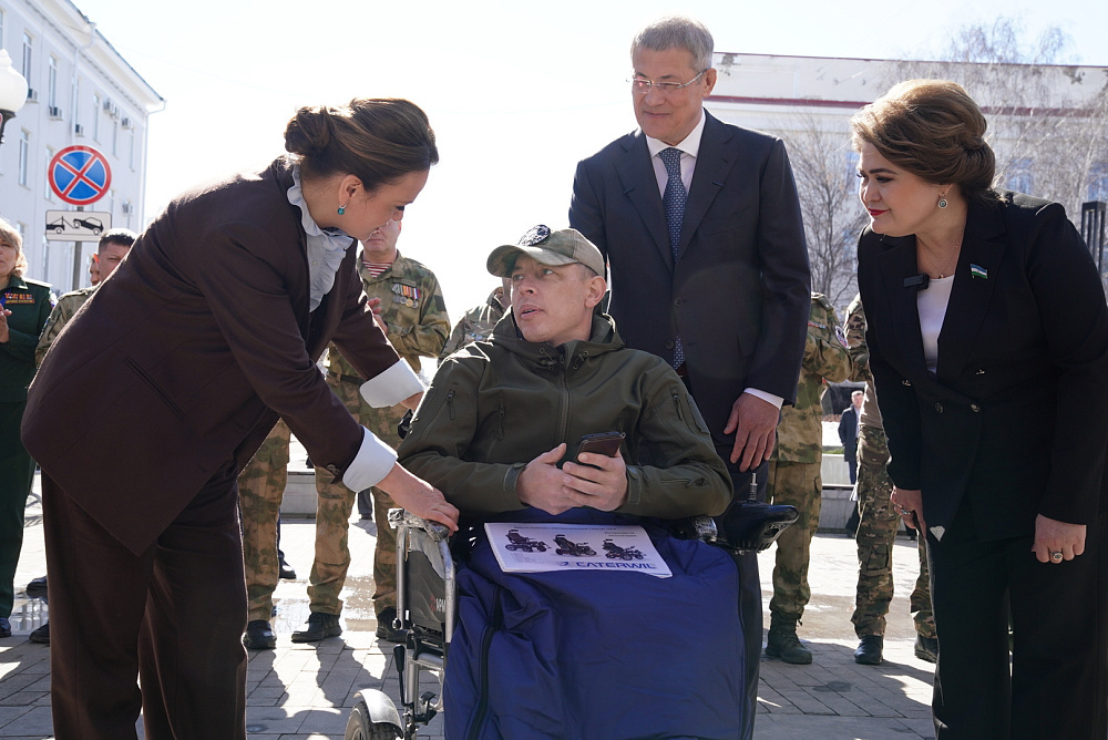 Радий Хабиров и Анна Цивилева вручили ветеранам СВО ключи от автомобилей