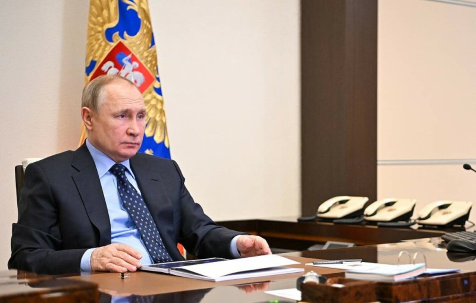 Путин: В России будут увеличены МРОТ, зарплаты бюджетников и пенсии