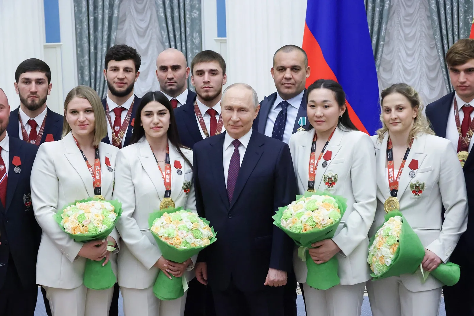 Путин за шампанским побеседовал с победителями чемпионатов по боксу