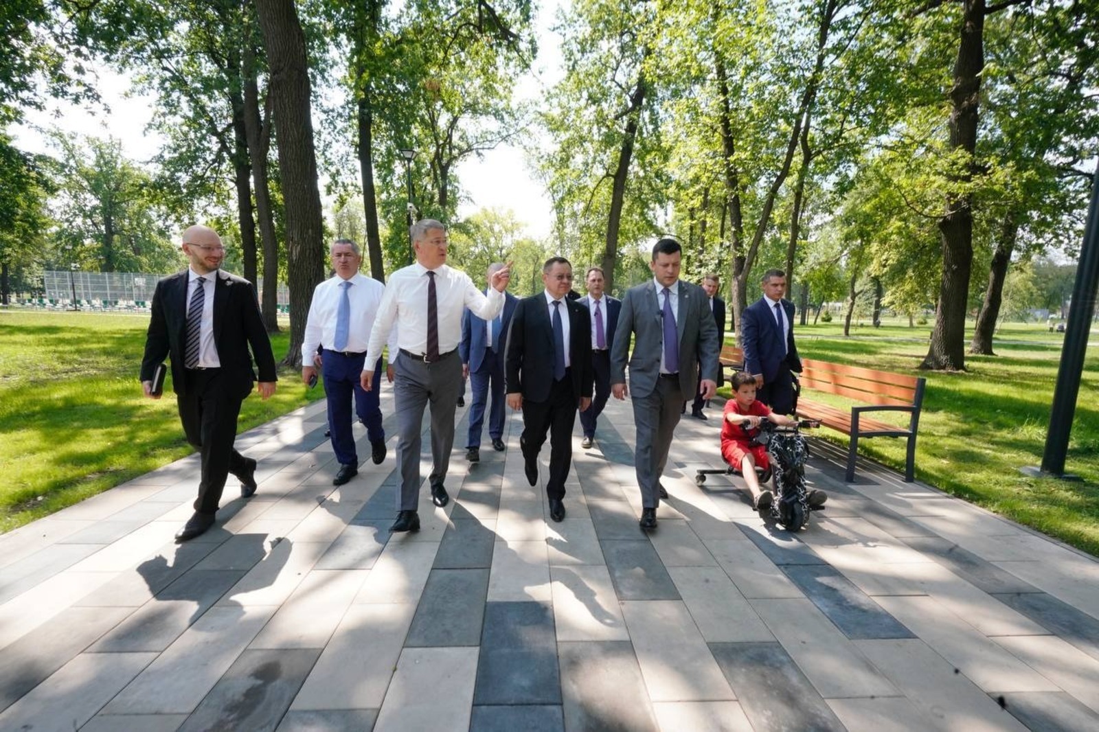 Ирек Файзуллин и Радий Хабиров посетили обновлённый парк культуры и отдыха Нефтехимиков в Уфе