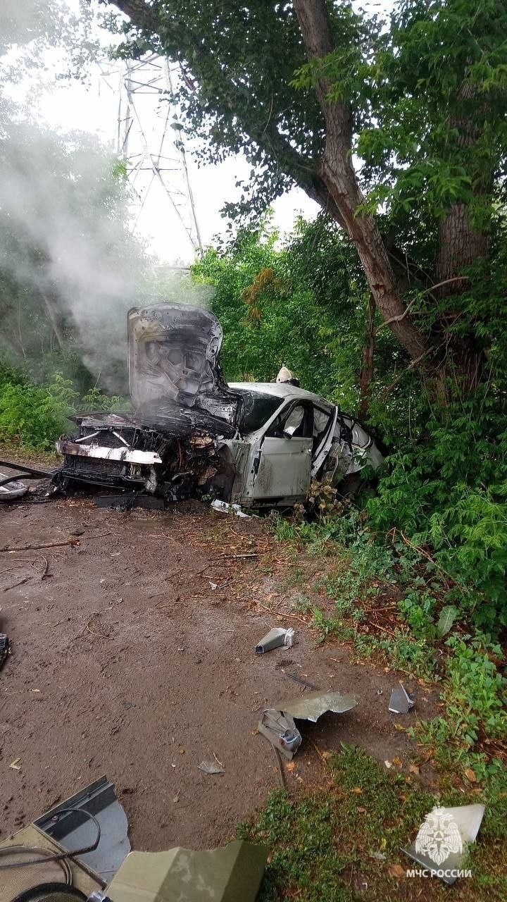 Электр бағанаһына бәрелеп, машина янып киткән