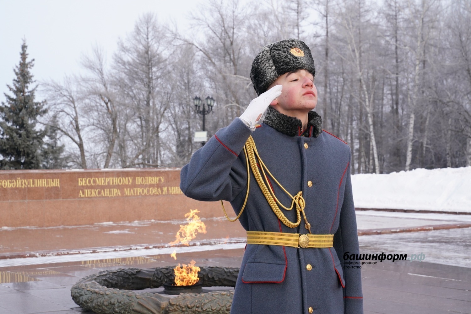 Радий Хабиров возложил цветы к памятнику Минигали Шаймуратова в Уфе