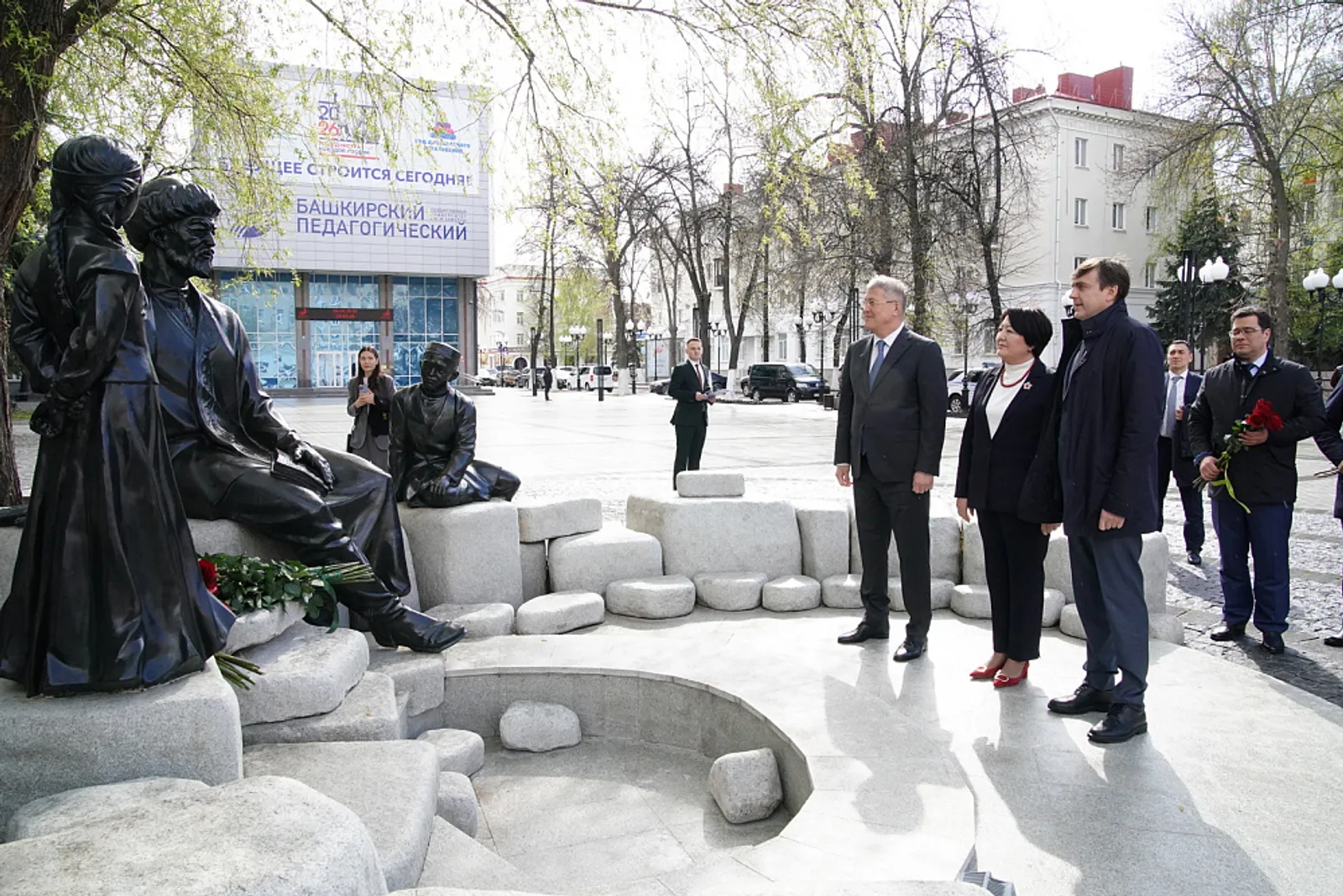 Рәсәй һәм Ҡырғыҙстандың мәғариф министрҙары Аҡмулла һәйкәленә сәскәләр һалды