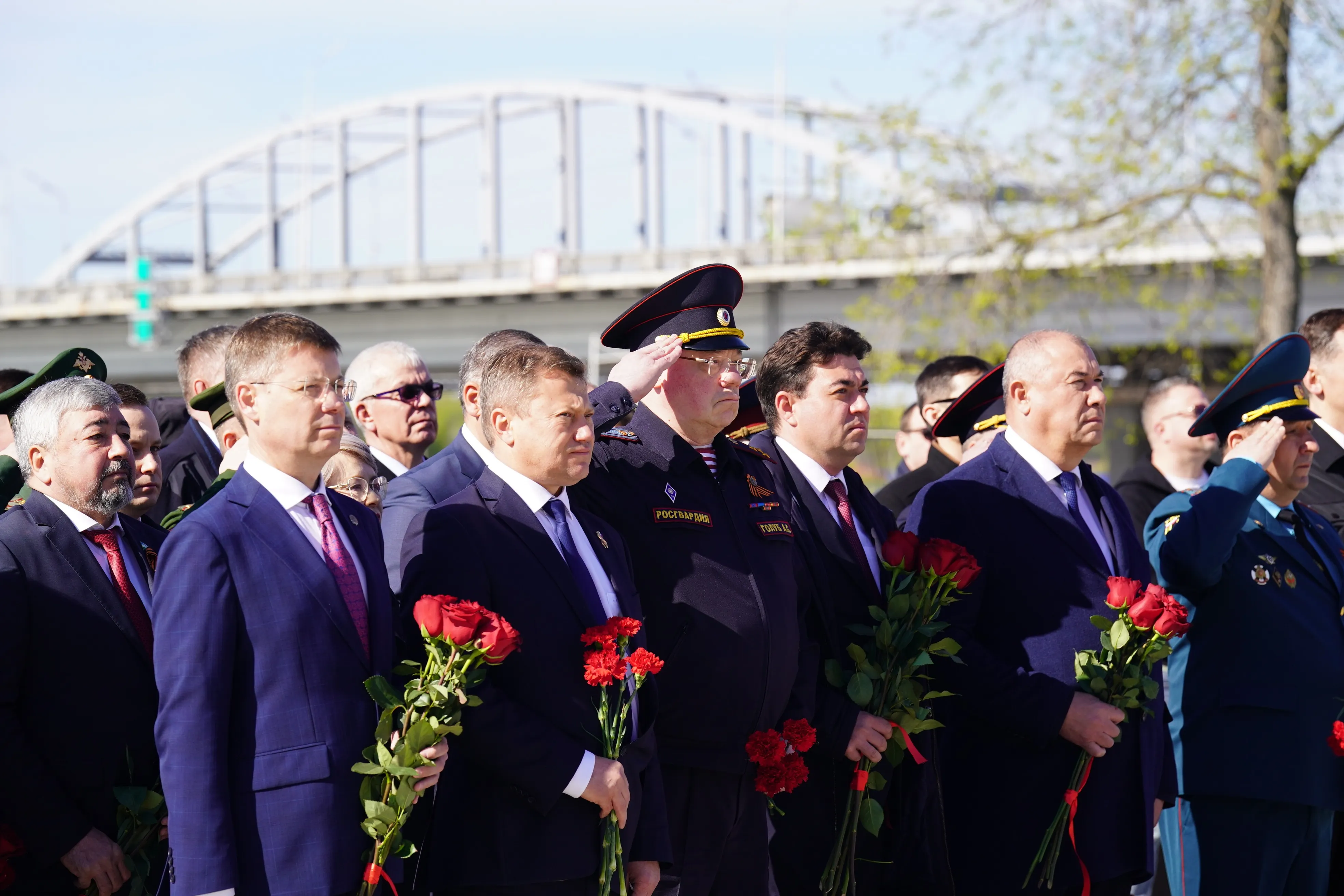 Радий Хабиров возложил цветы к стеле «Уфа — город трудовой доблести»