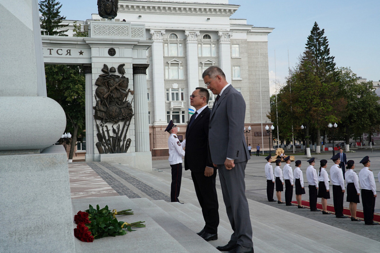 Ирек Файзуллин и Радий Хабиров возложили цветы к памятнику Минигали Шаймуратову