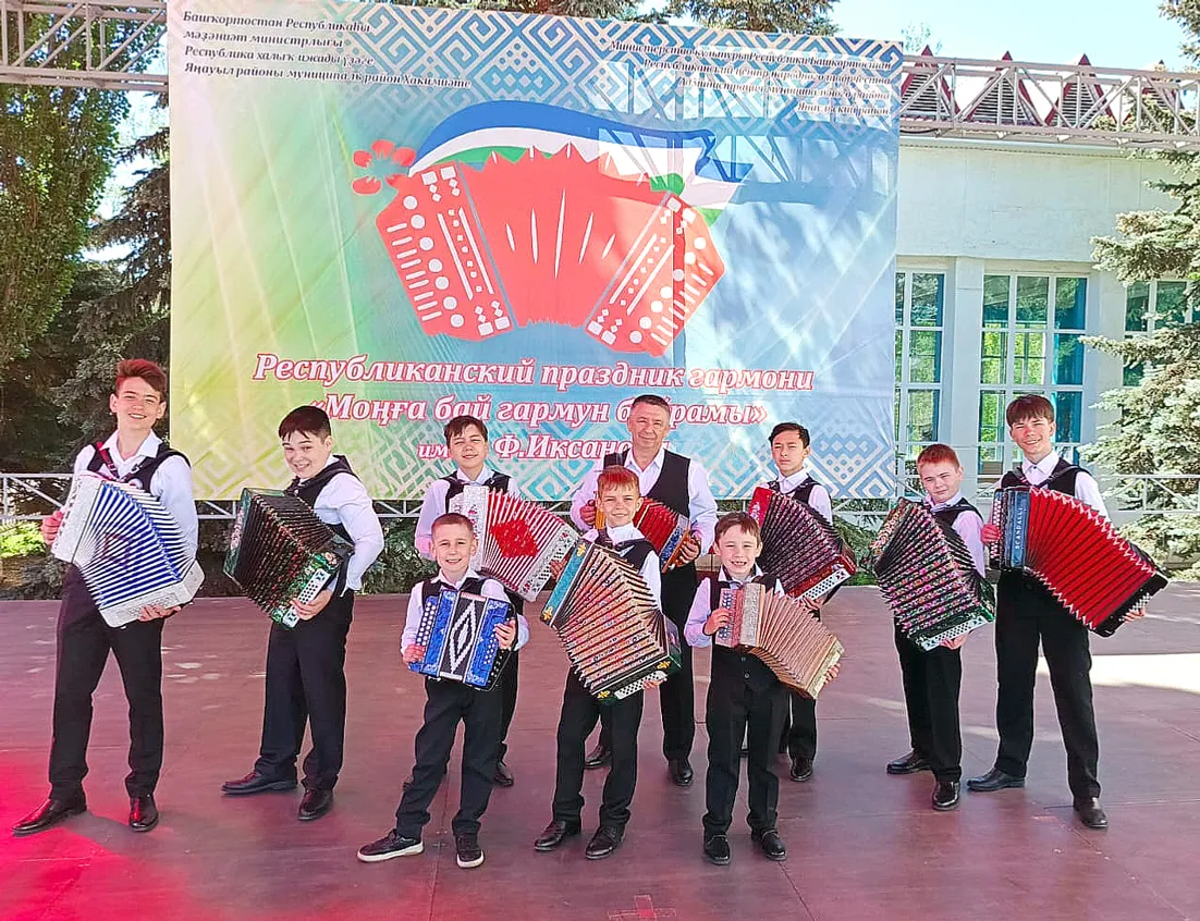 Әйҙә, егет, уйнат гармуныңды!