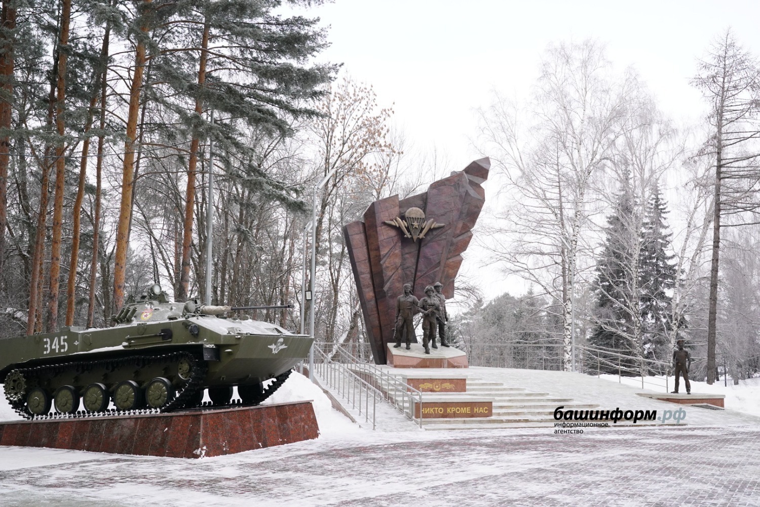Радий Хабиров возложил цветы к памятнику Минигали Шаймуратова в Уфе