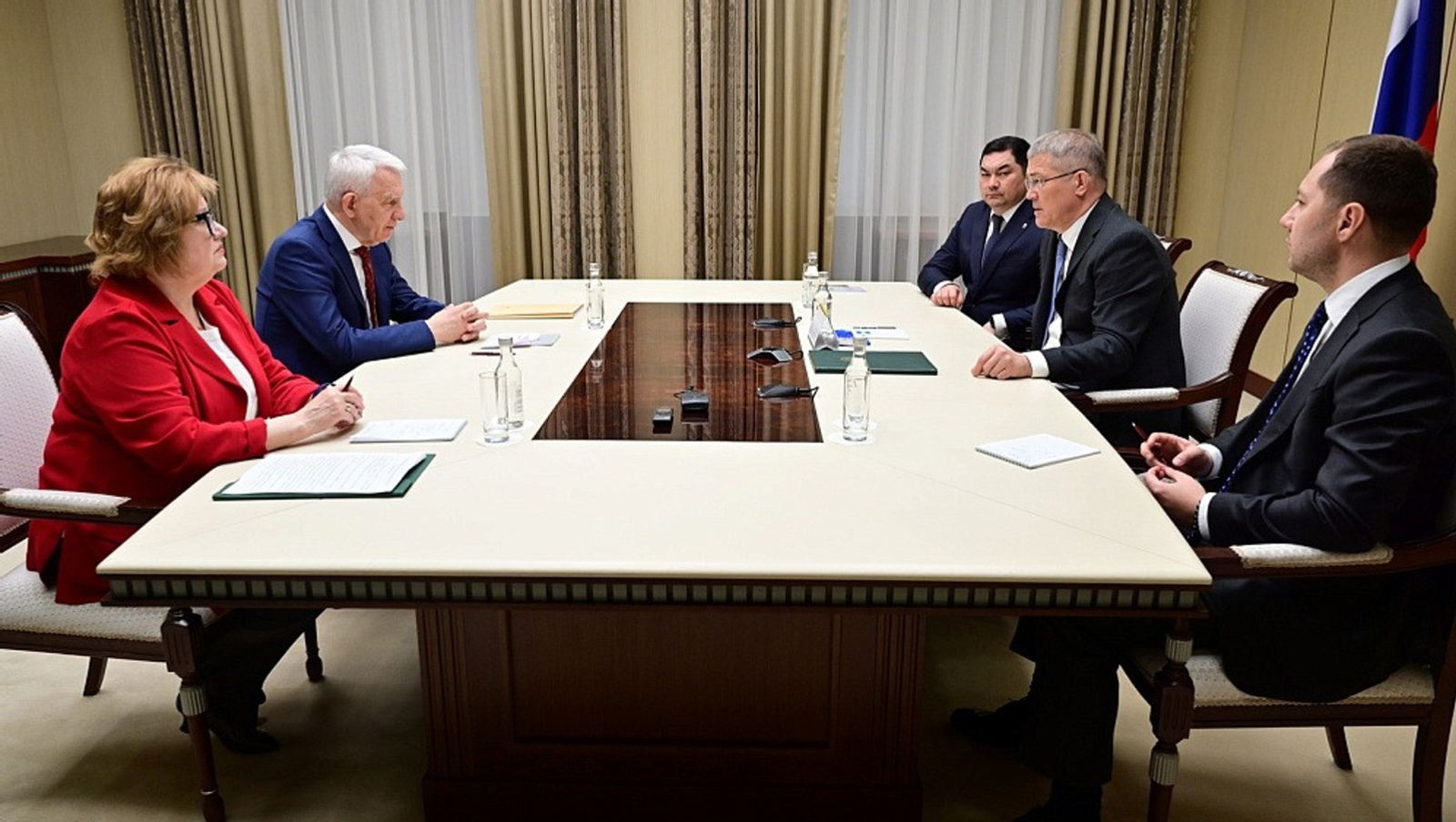 Радий Хәбиров Милли медицина тикшереү үҙәге етәксеһе менән осрашты