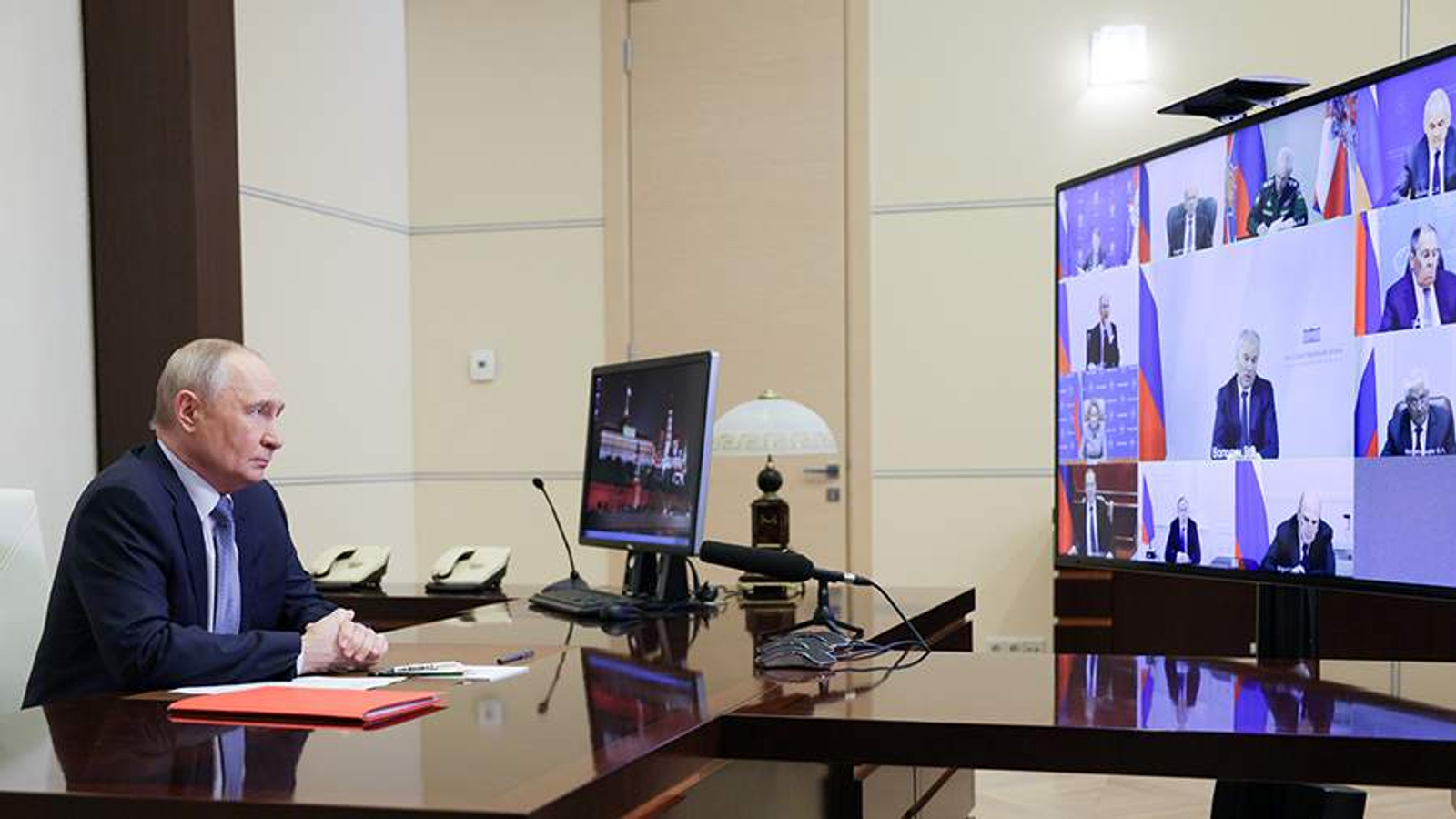 Путин обсудил с Совбезом развитие системы МВД