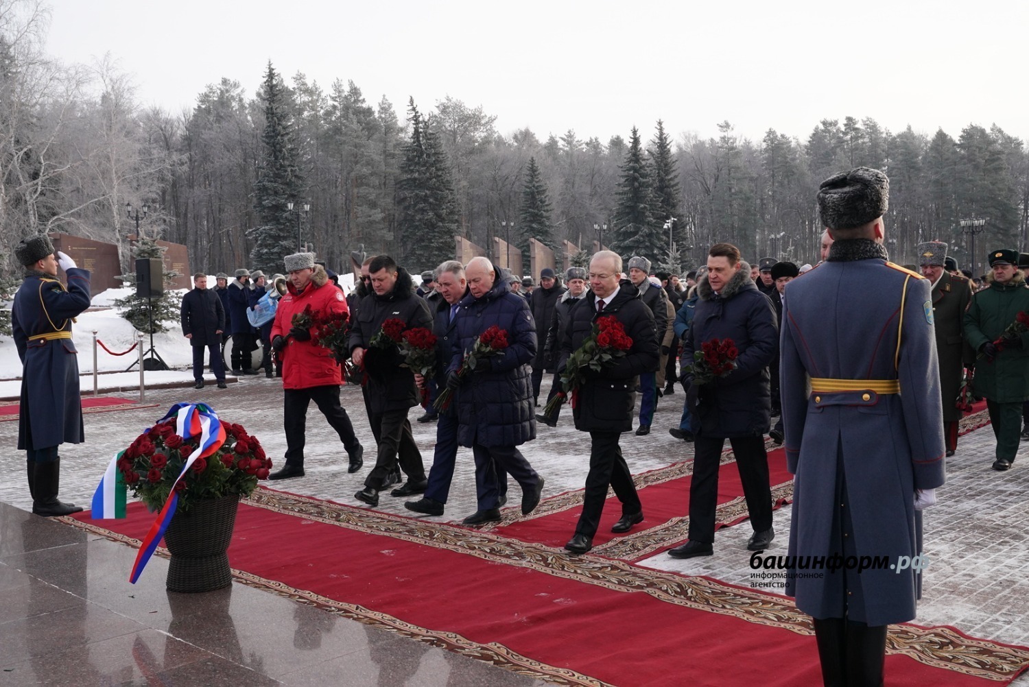 Радий Хабиров возложил цветы к памятнику Минигали Шаймуратова в Уфе