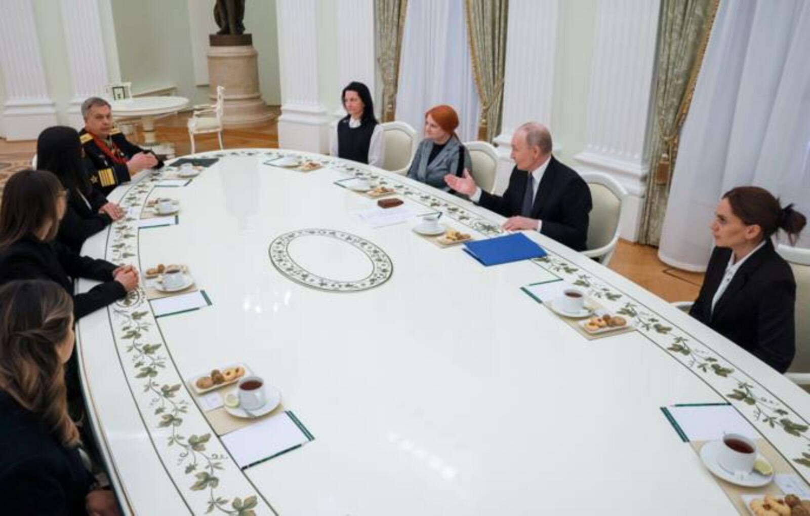 Путин в День защитника Отечества встретился с вдовами героев-спецназовцев