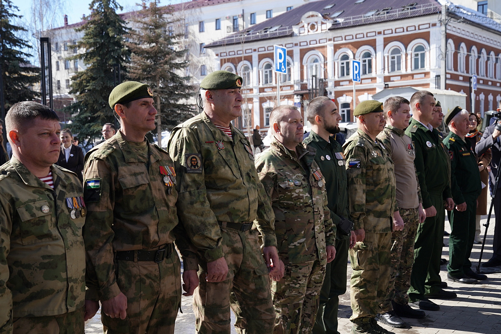 Радий Хабиров и Анна Цивилева вручили ветеранам СВО ключи от автомобилей