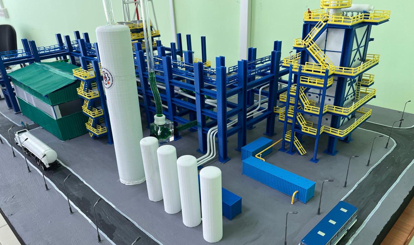 Студенты из Башкирии представили макет мини-завода по производству водородастуде