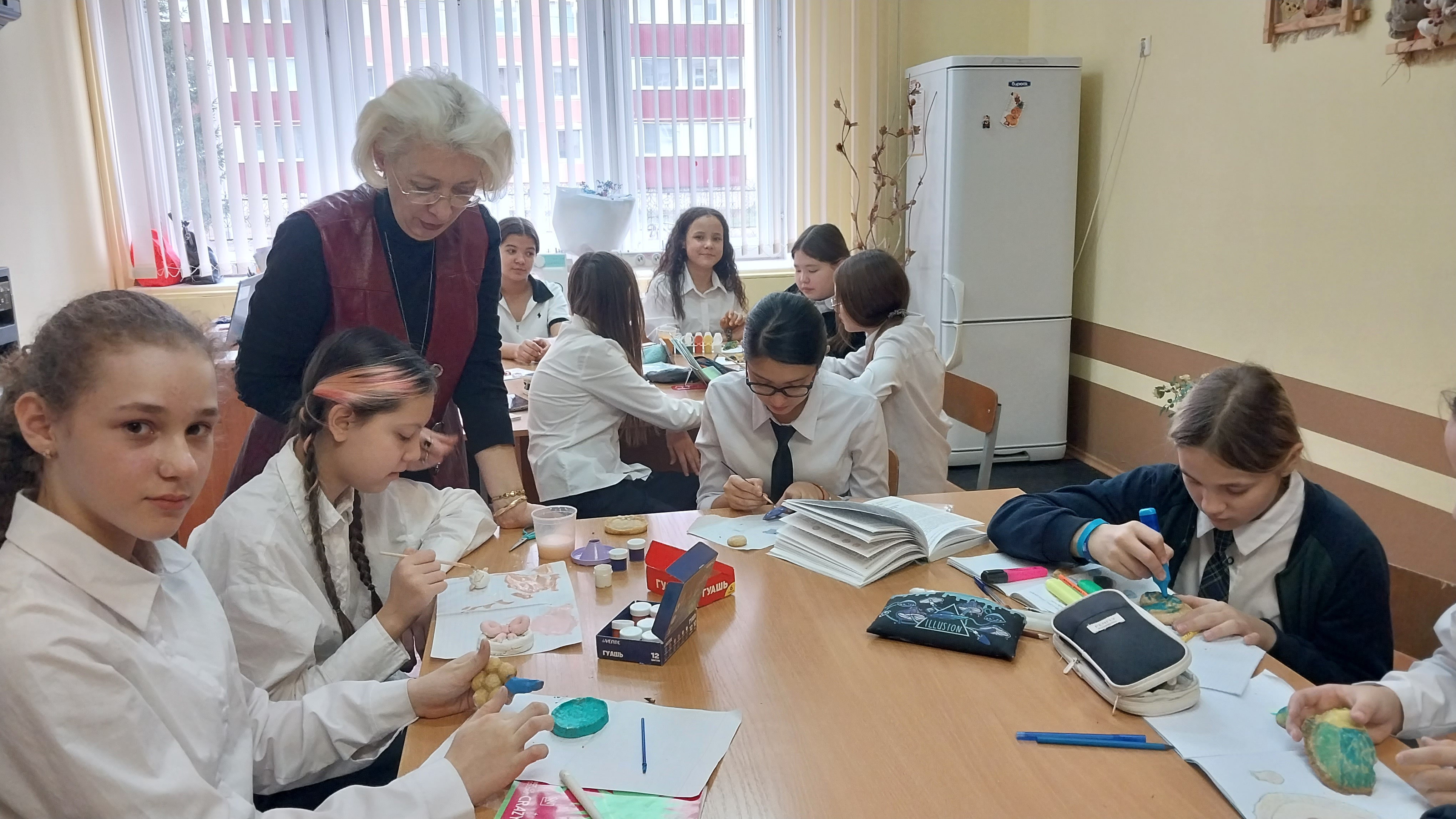 Төймә тегеп, ағас юнып өйрәнелә ҙур тормошҡа...