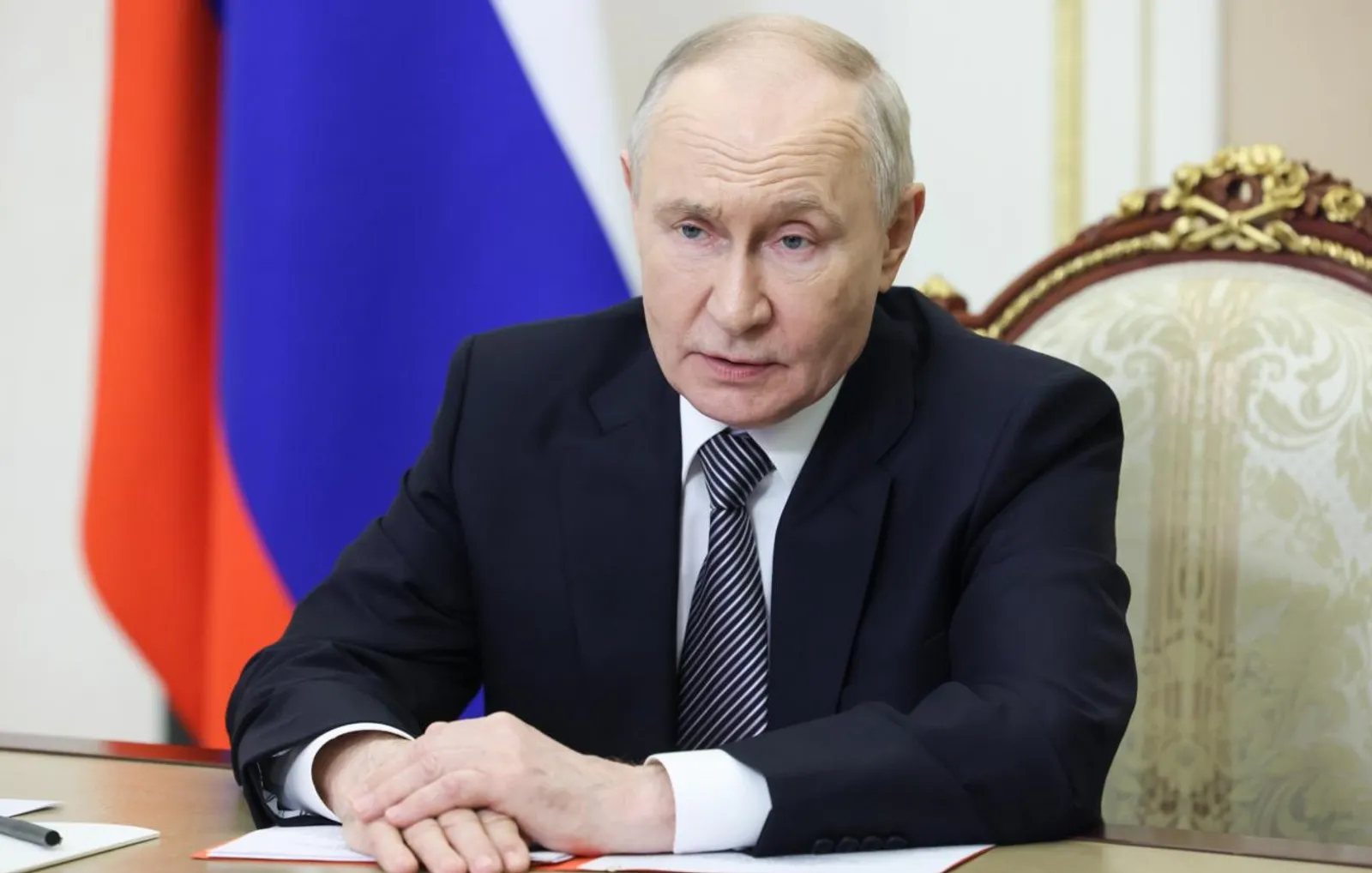 Путин поздравил работников химической промышленности и науки с Днем химика