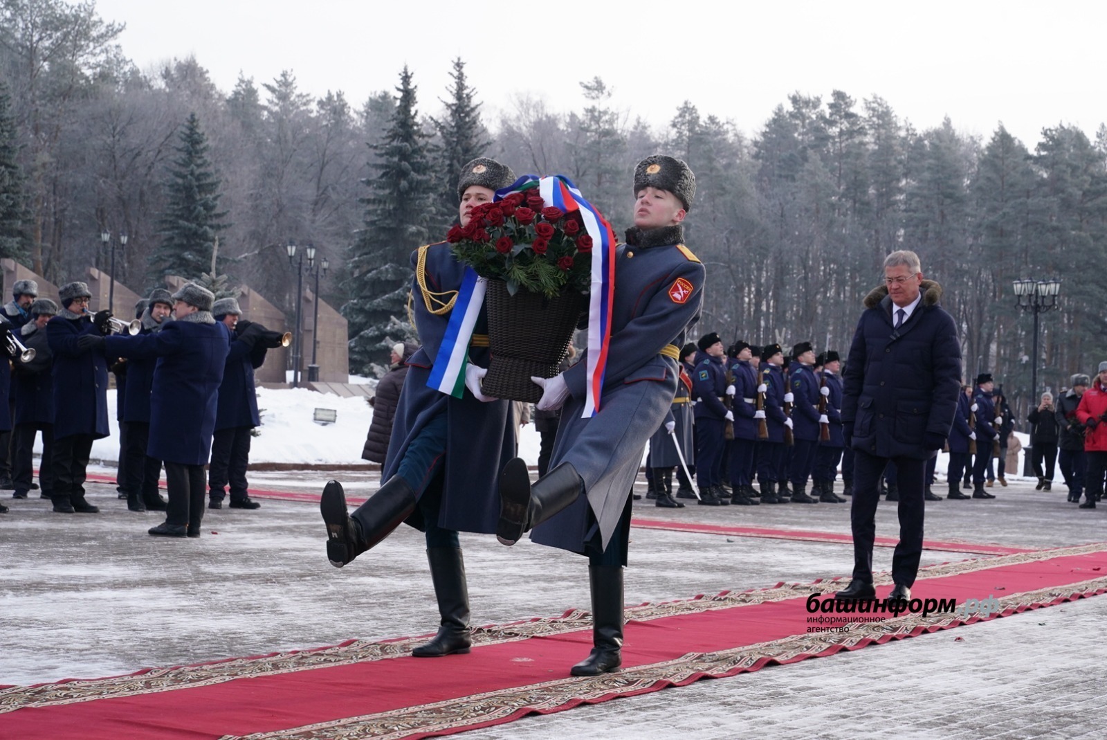 Радий Хабиров возложил цветы к памятнику Минигали Шаймуратова в Уфе