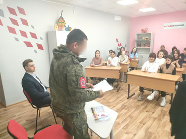 Мобилизованный боец поделился с межгорьевскими школьниками ценностью детских писем солдатам