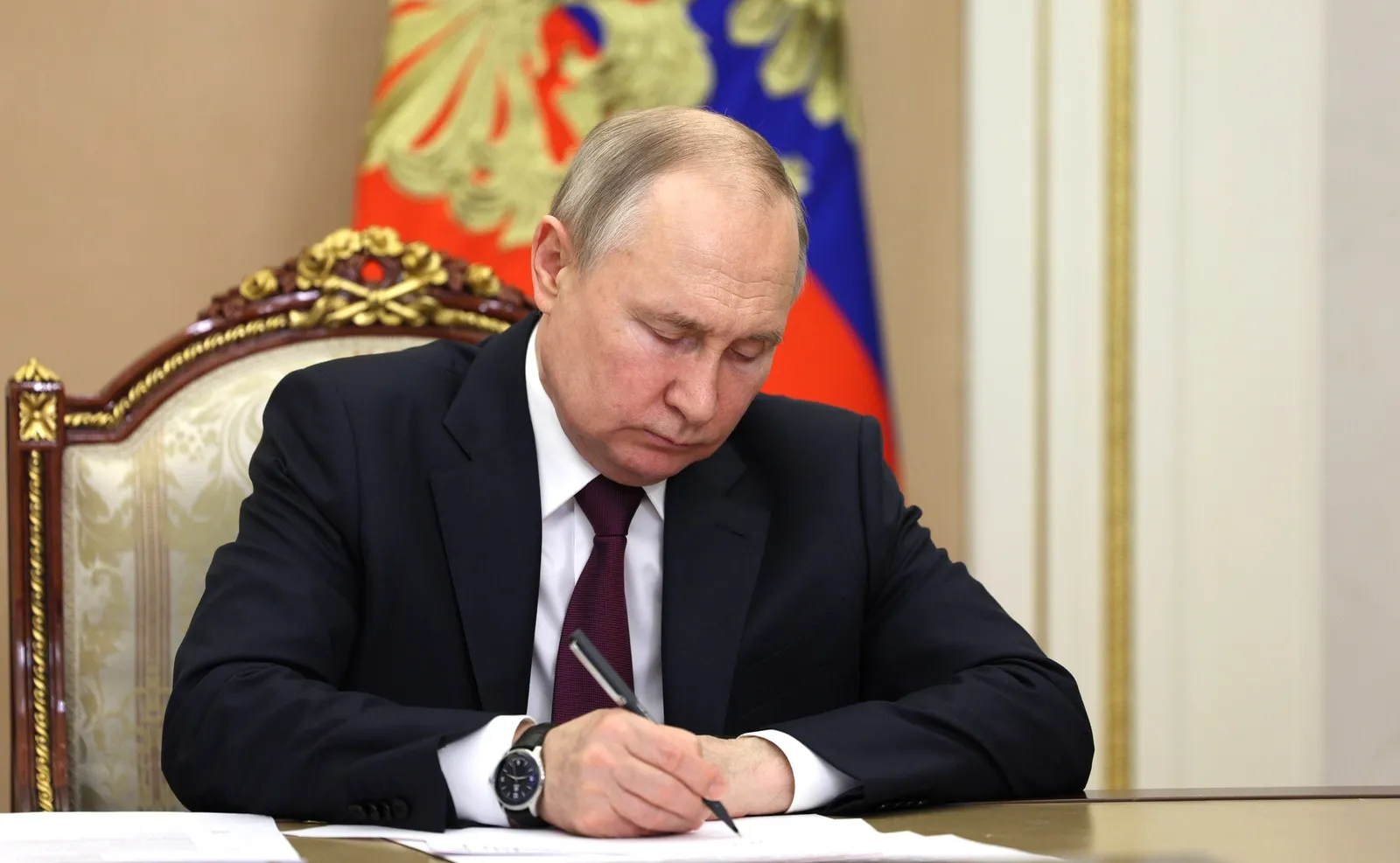Путин подписал закон о контроле отдельных видов промышленной продукции