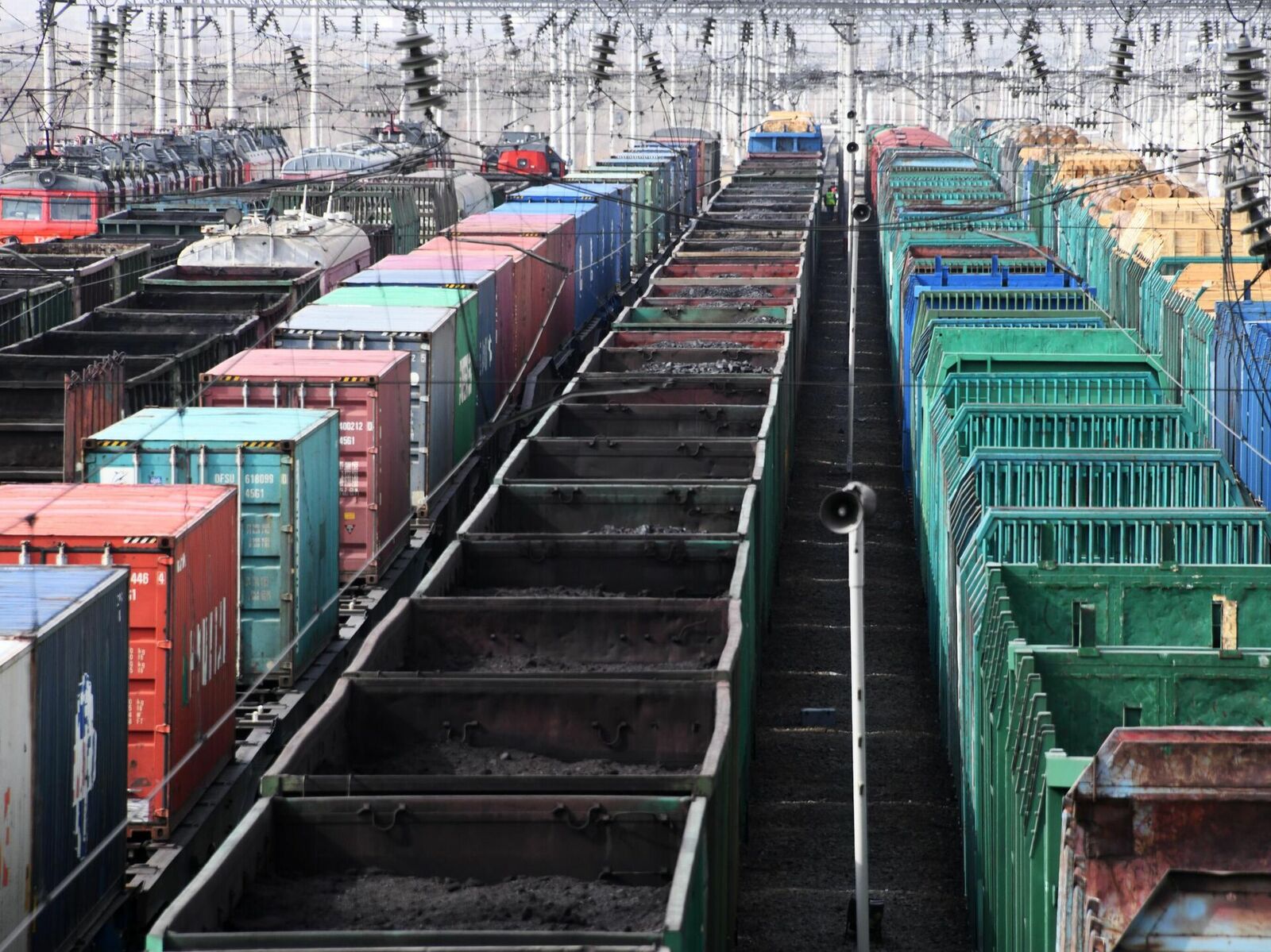 Путин поручил РЖД подумать об изменении тарифов на перевозки контейнеров