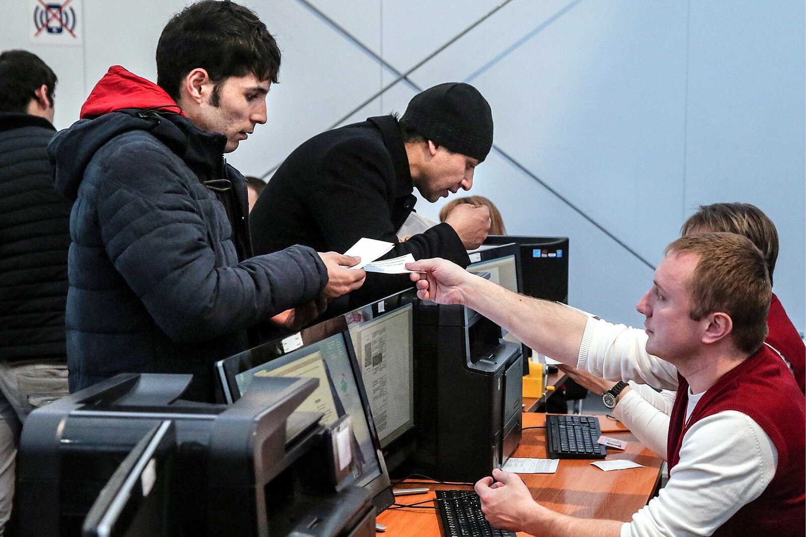 Путин поручил перевести в "цифру" все административные процедуры в миграционной сфере