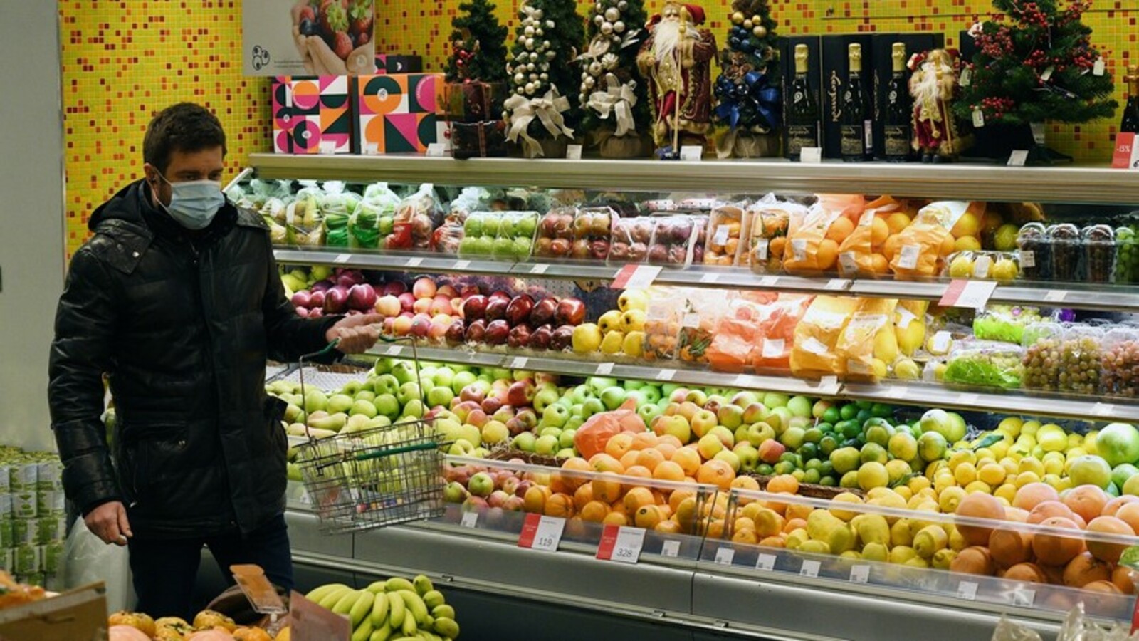 Путин поручил представить комплекс мер по сдерживанию цен на продукты