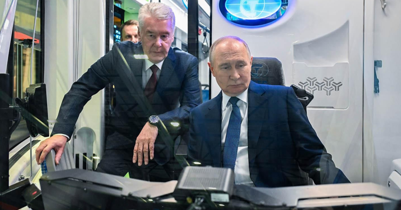 Путин и Собянин дали старт тестированию первого в РФ беспилотного поезда метро