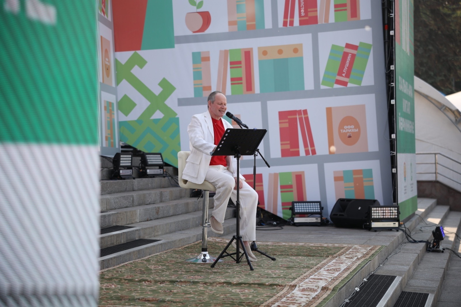 Актер театра и кино Даниил Спиваковский на книжной ярмарке «Китап-байрам» в Уфе исполнил некоторые произведения Мустая Карима.