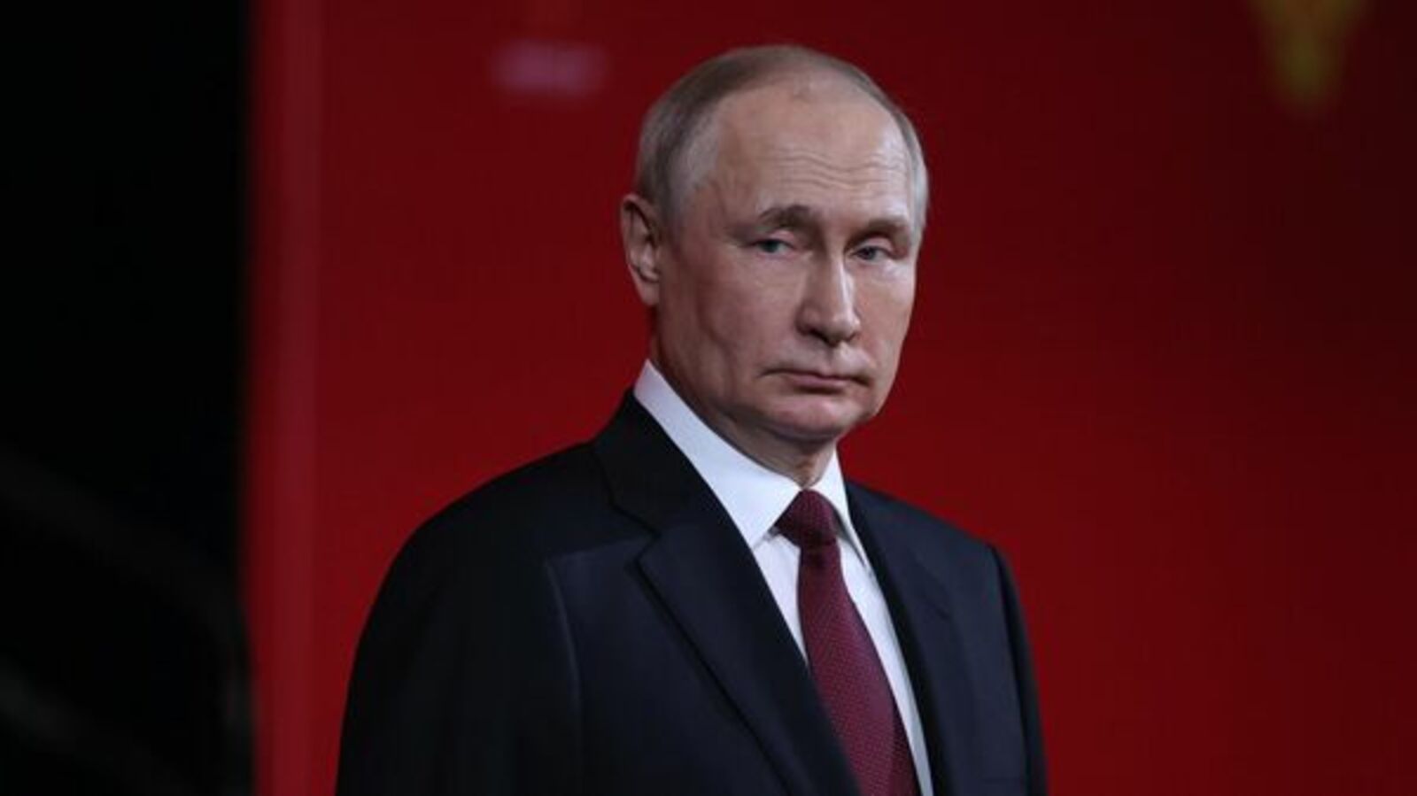 Большинство россиян положительно оценивают работу Путина, показал опрос ФОМ