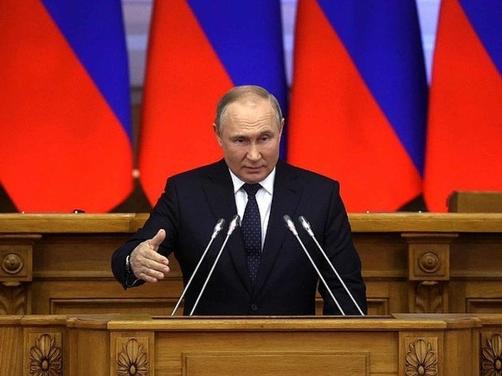 Путин: малый бизнес может получить льготные кредиты при замещении иностранных фирм