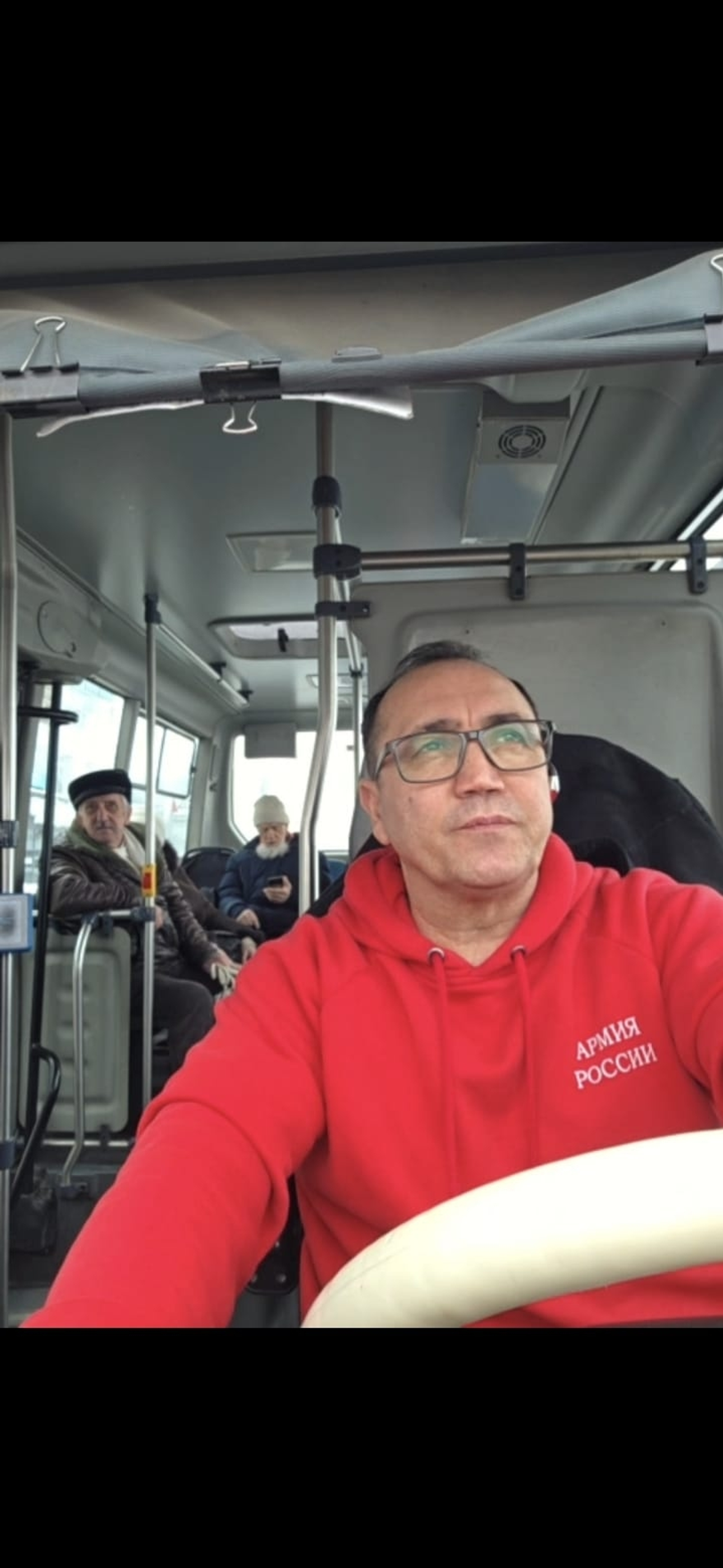 СИХРИ МОҢЛО РӨСТӘМ МЕНӘН КӘЙЕФТӘР КҮТӘРЕЛӘ