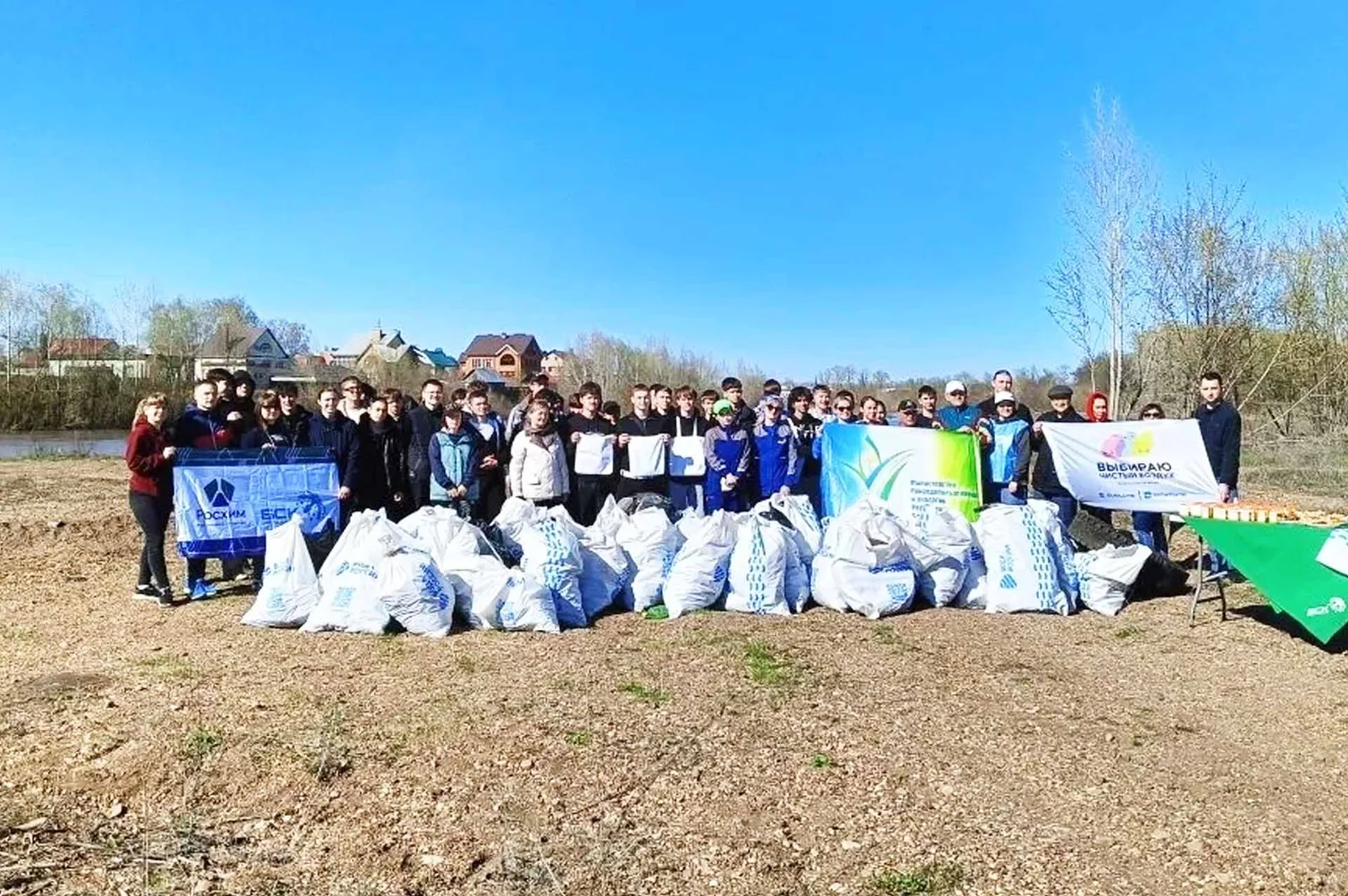 На берегу реки Ашкадар в Стерлитамаке волонтеры собрали 100 мешков мусора