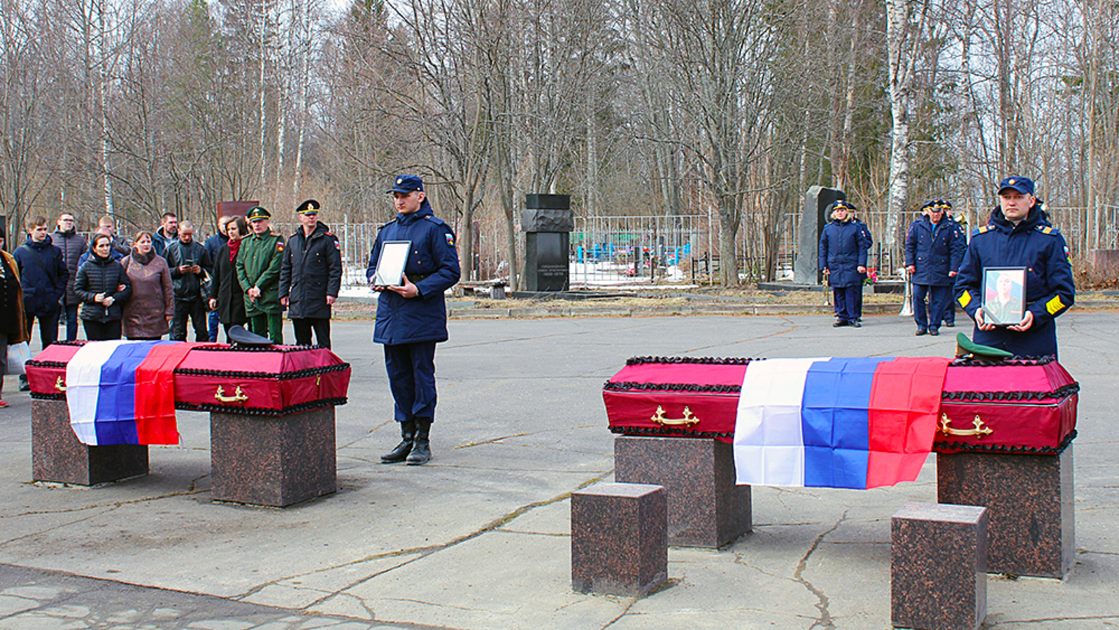 Путин предложил увековечить память российских военных, героически погибших в Донбассе