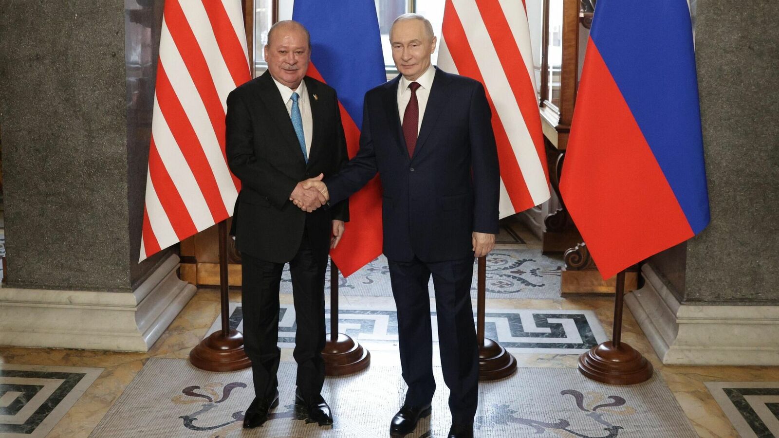 Путин и король Малайзии посетили Эрмитаж