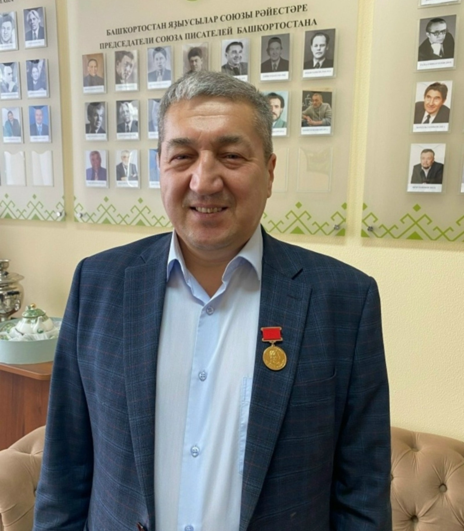 Венер Исхаҡов Василий Шукшин миҙалы менән бүләкләнде