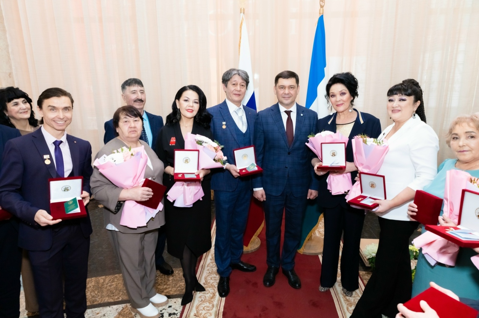 АЛҒАН НАГРАДАЛАРЫҒЫҘ ИЖАДЫҒЫҘҒА ҠОМАР ӨҪТӘҺЕН!