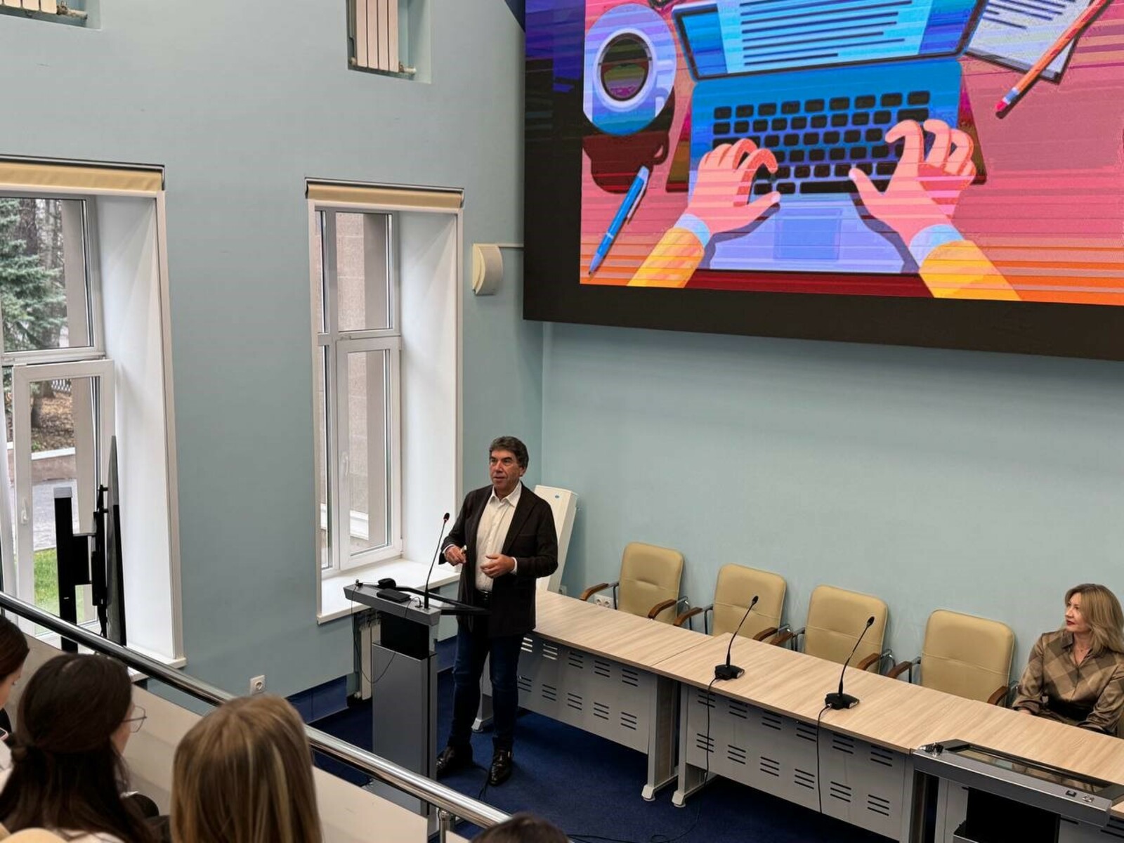 Резидента Межвузовского кампуса посетил ученый Жан де ла Розетт