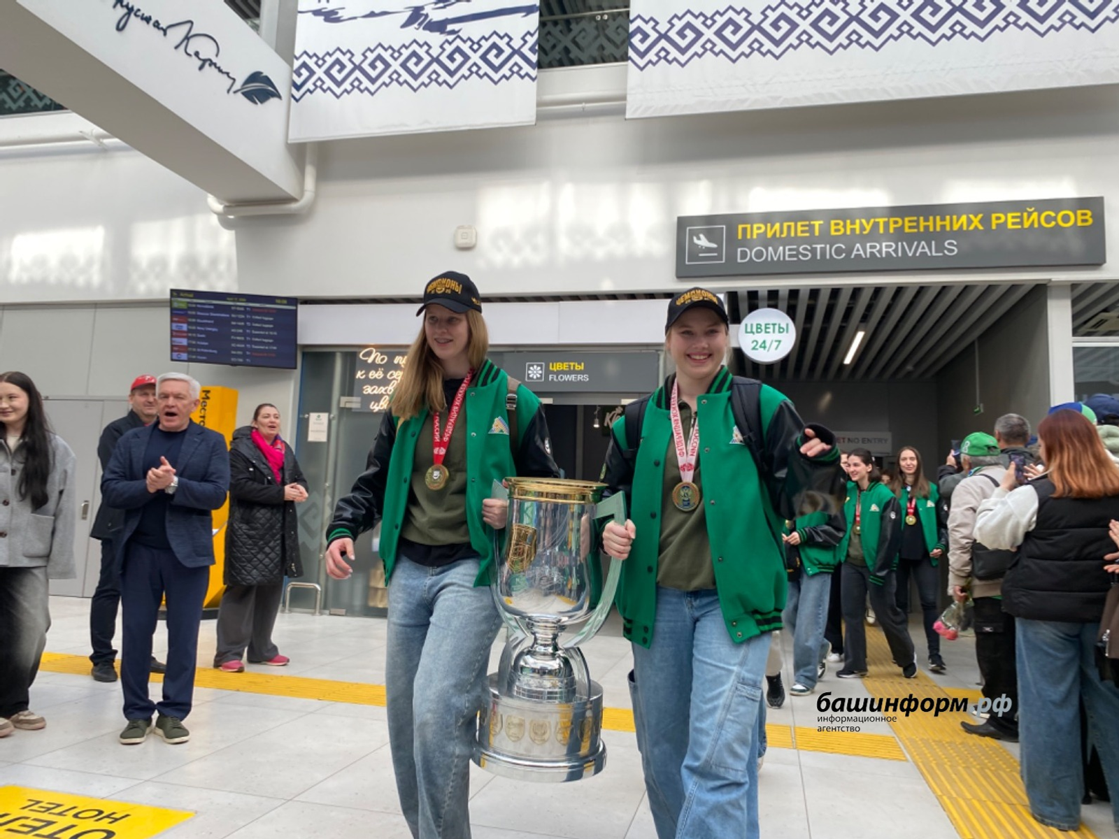 Өфөлә алты тапҡыр Ҡатын-ҡыҙҙар хоккей лигаһы кубогын яулаусыларҙы ҡаршы алдылар