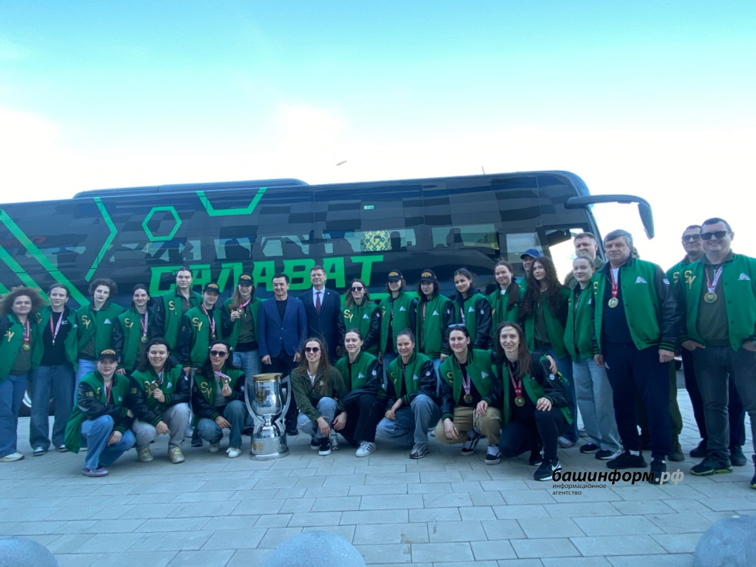 Өфөлә алты тапҡыр Ҡатын-ҡыҙҙар хоккей лигаһы кубогын яулаусыларҙы ҡаршы алдылар