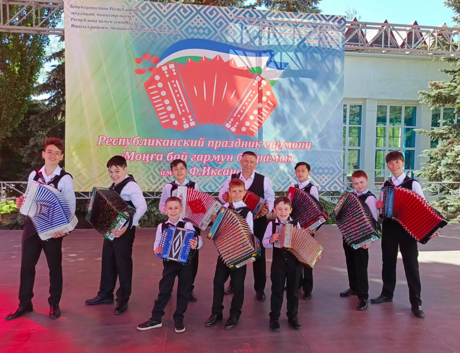 Әйҙә, егет, уйнат гармуныңды!