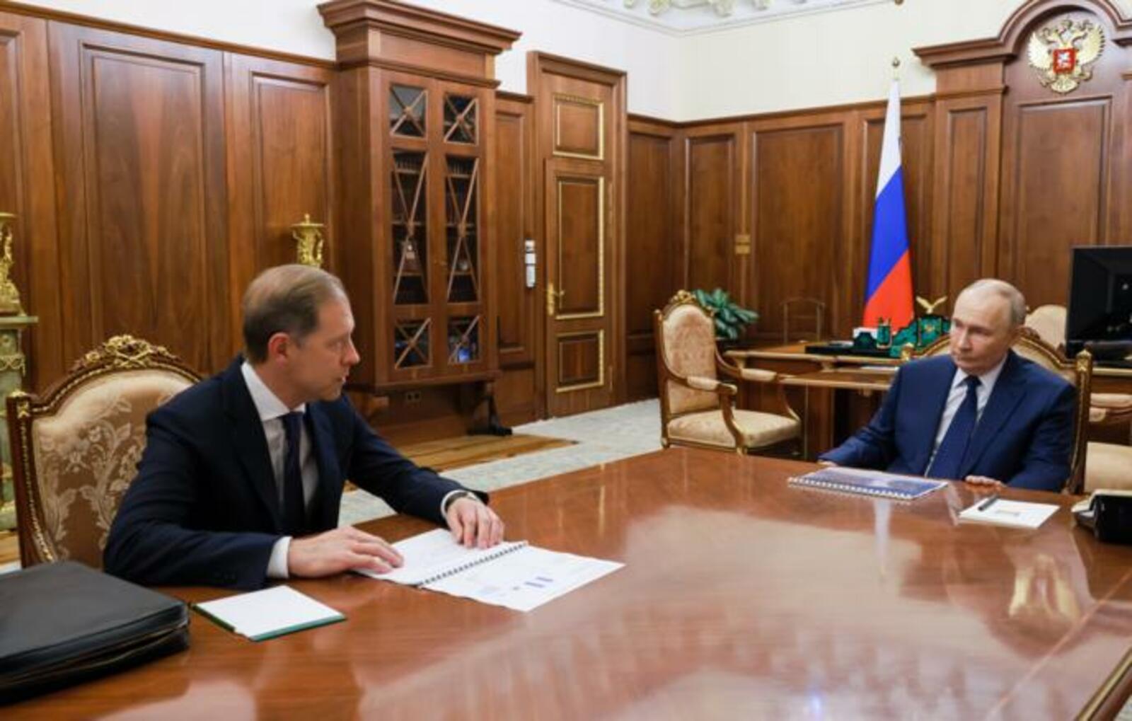 Путин поручил Мантурову обратить внимание на производительность труда в оборонке