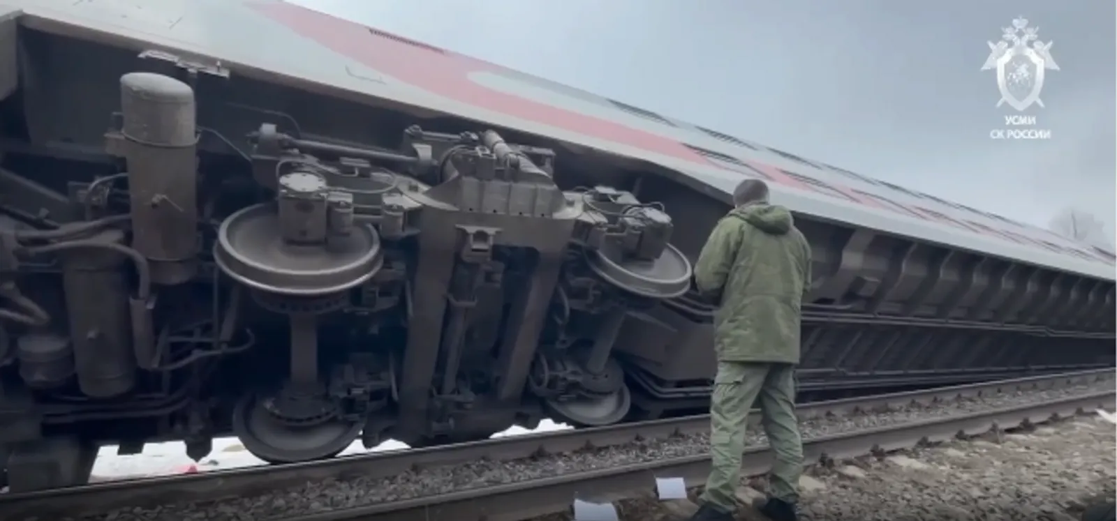 Следователи работают на месте схода с рельсов поезда Москва — Челябинск