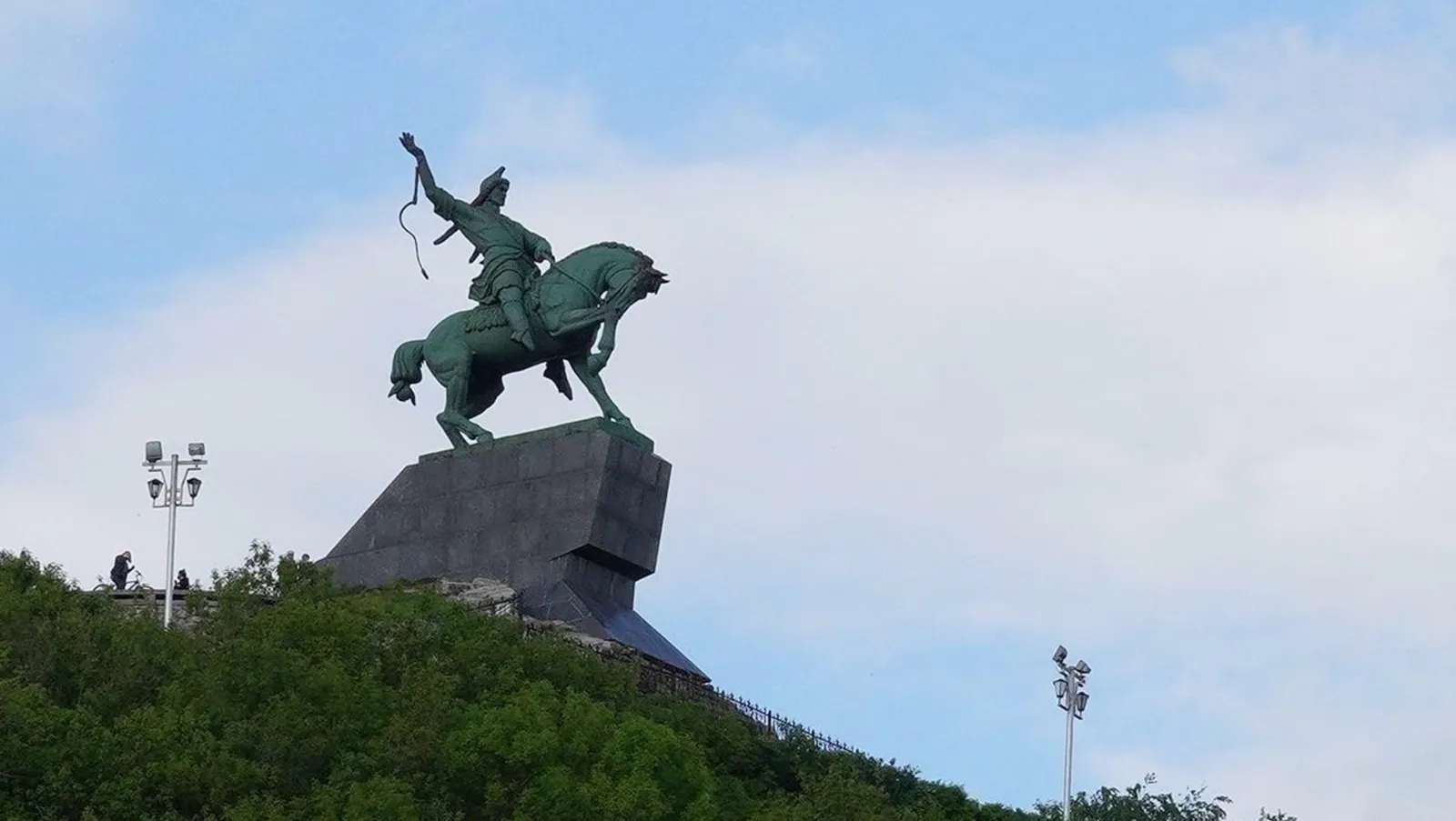 Бронзанан ҡойолған Салауат Юлаев һәйкәле йылға ярында мәңге торасаҡ – Щербаков