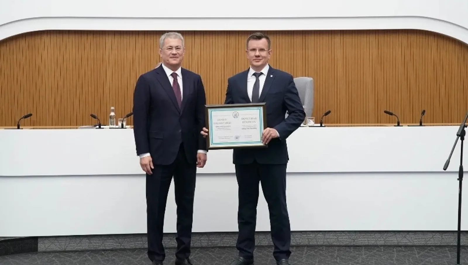 Радий Хәбиров республика уҡытыусыларына һәм уҡыусыларына наградалар тапшырҙы