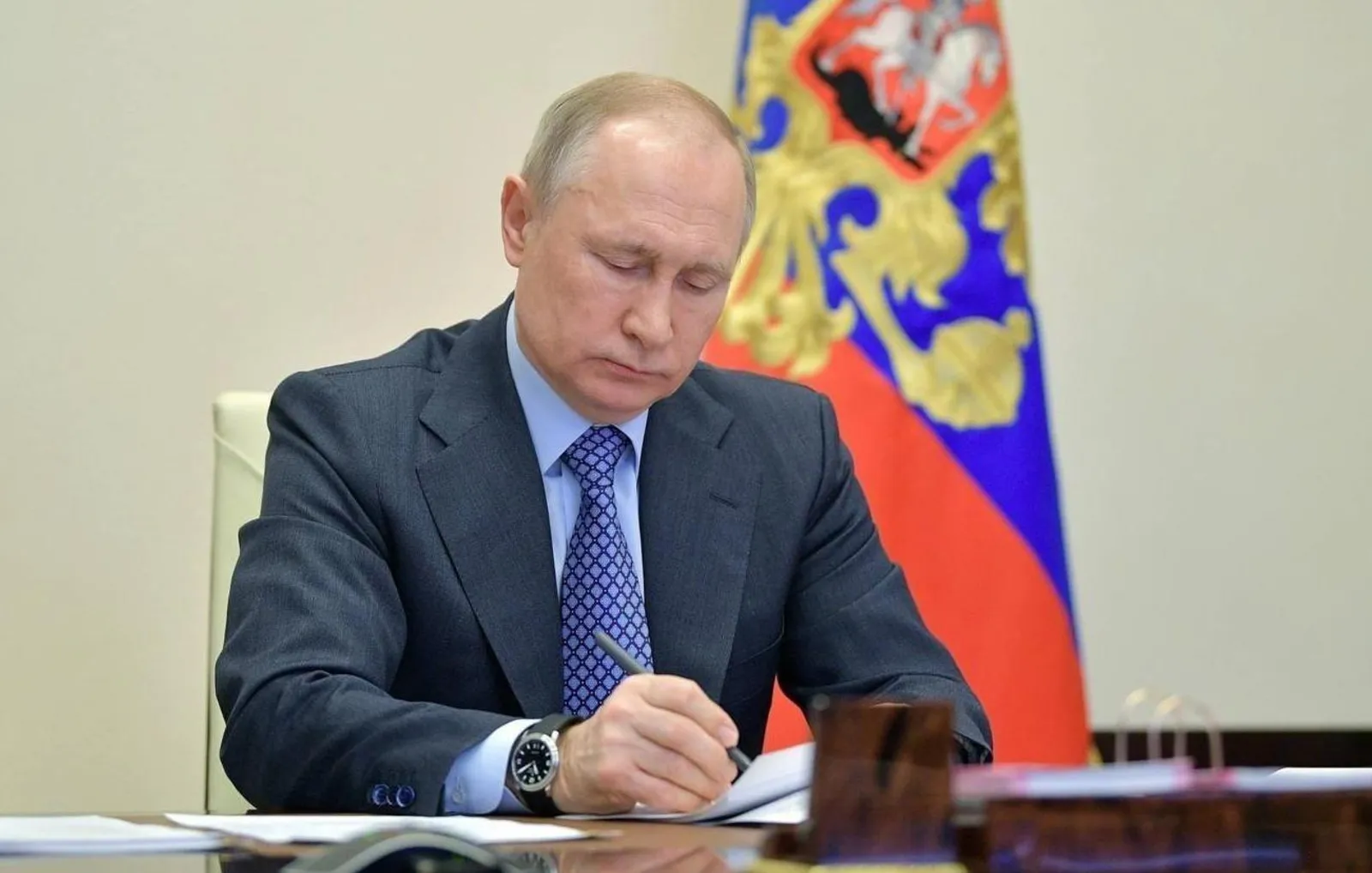 Путин подписал закон, дающий таможенникам право пресекать полеты беспилотников
